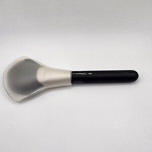 MAC Fan Brush